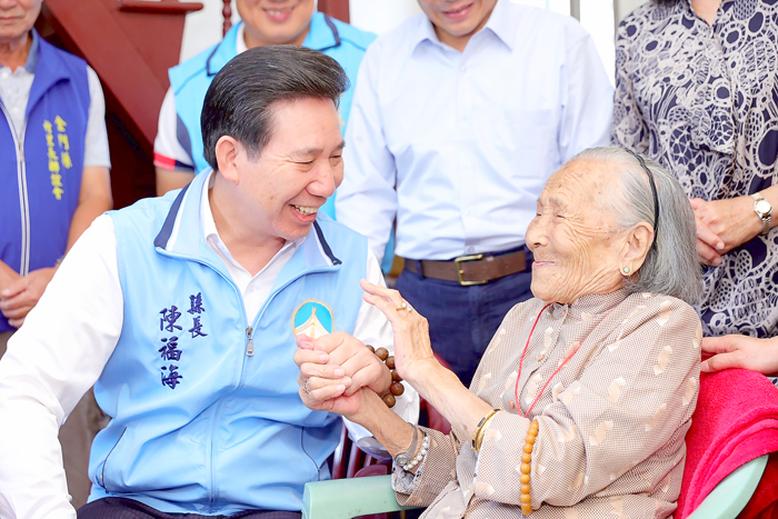 重陽節前夕，縣長陳福海慰問縣內百歲人瑞，祝福他們平安健康。（陳冠霖攝）