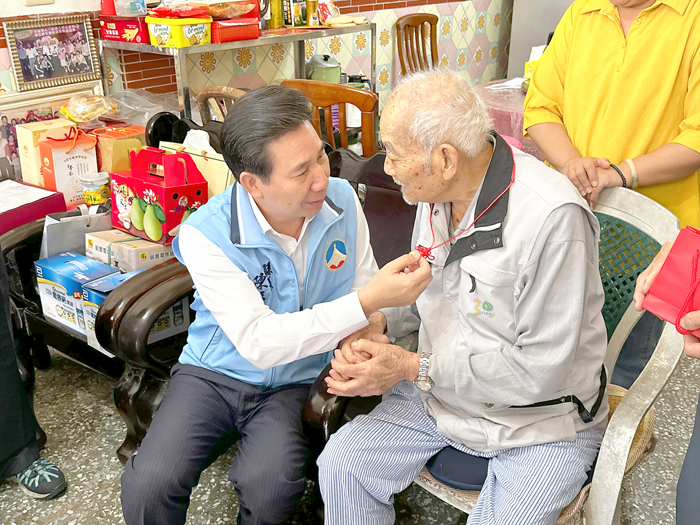 重陽節前夕，縣長陳福海慰問縣內百歲人瑞，祝福他們平安健康。（陳冠霖攝）