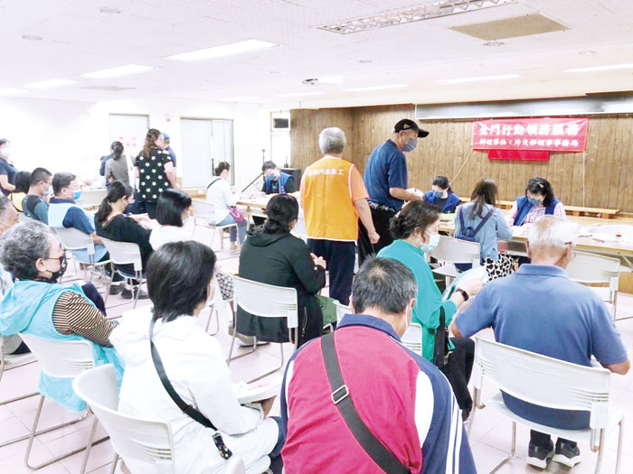 外交部領事事務局17日至18日在金湖鎮戶政事務所辦理護照換補發等業務，共計受理519件申請案。（民政處提供）