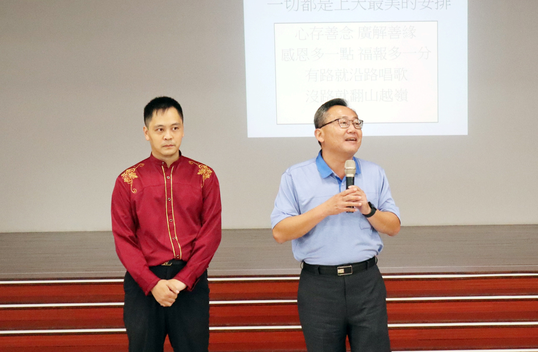 金門監獄辦講座,邀魔術師黃信凱演講為收容人變出希望。(金門監獄提供)