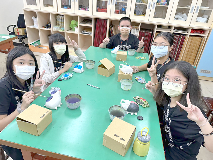 金沙國小為萬芳國小學生安排環境教育認證課程│「綠野拾集」體驗以及「姬兜蟲」彩繪，助學子在交流中拓展學習視野。（金沙國小提供）