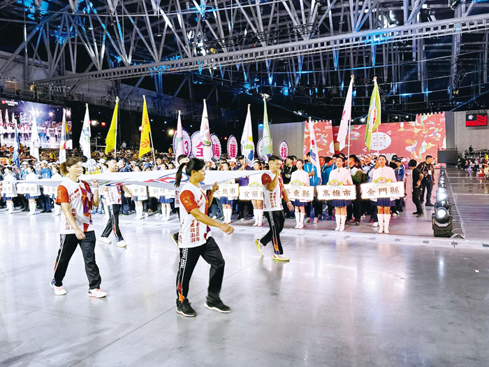 全國運動會開幕式，會旗進場。
（陳冠霖攝）