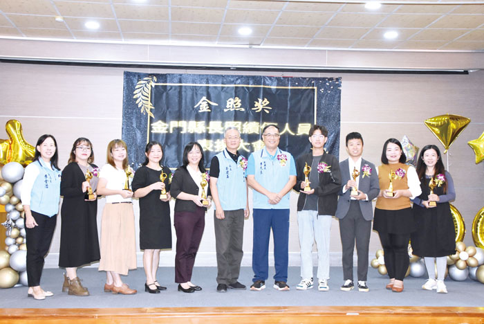 金門縣衛生局舉辦「112年度金照獎績優長照人員表揚大會」,由副縣長李文良頒獎表揚8位績優人員。(李增汪攝)