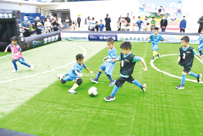 「112年度國民小學迷你足球」金門場昨日起在縣立體育館展開二天的賽程。（莊煥寧攝）