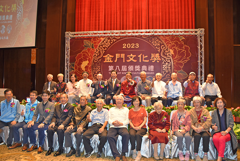 第八屆「金門文化獎」公開甄選,今年共遴選出四位得獎人,包括許金印-金門口傳文學、陳榮泰-南音操作傳承演唱、黃德仁-傳統閩式建築,以及吳鼎仁-國畫、書法、篆刻及創作。今日上午並在昇恆昌金湖飯店,由縣長陳福海公開表揚他們的成就及對金門的貢獻。