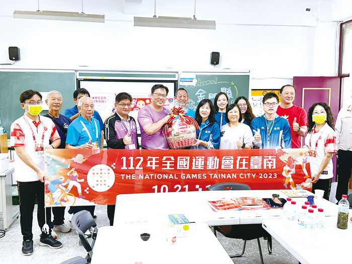 教育部體育署署長鄭世忠昨日慰問金門縣團本部。(陳冠霖攝)