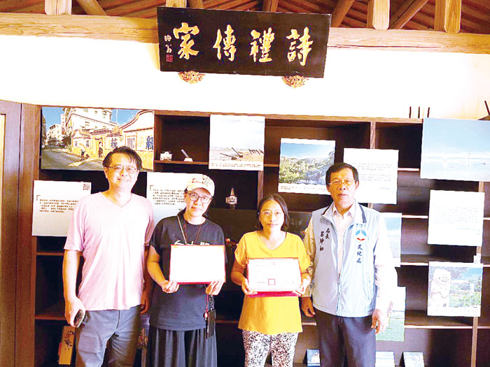 駐縣藝術家蔡明璇、BARAN DAVID LOUIS HENRI、黃奕瀠(阿潑)老師駐縣期滿,文化局局長呂坤和頒發證書感謝。(李增汪攝)