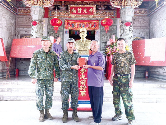 金防部指揮官獻爐敬。（李光前將軍廟提供）