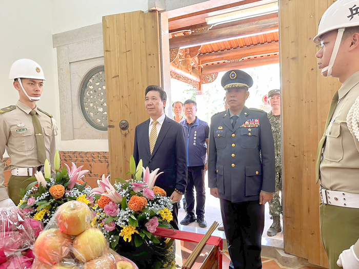 軍政首長赴古寧頭萬聖祠祭奠陣亡的先烈英靈們,傳達無盡的哀思。(辛亦姵攝)