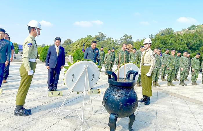 陸軍金門防衛指揮部昨日舉辦「古寧頭戰役74周年追思祭悼」活動，由金防部指揮官李定中（右）與金門縣長陳福海（左）共同主祭。（辛亦姵攝）