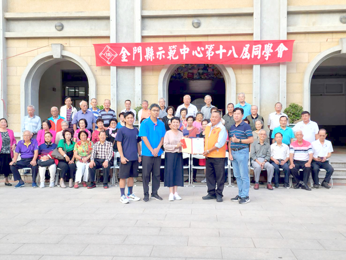 校友許庸文(前排右二)捐款十萬元,挹注校務基金。(許峻魁攝)