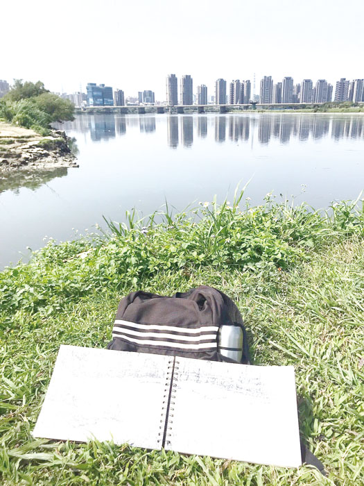 洪明標的素描本與寫生實景。(洪明標提供)
