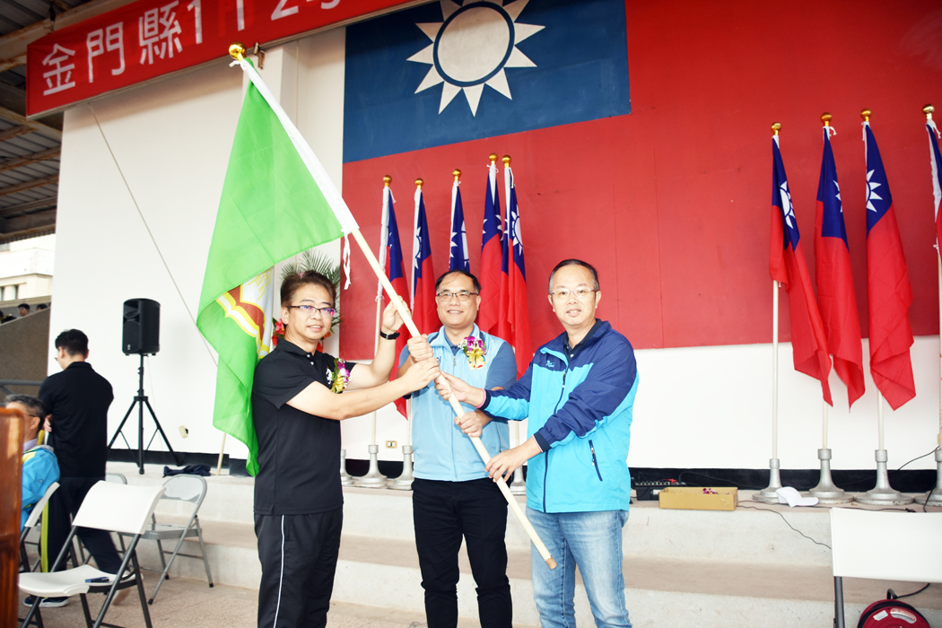 金中校長許自佑與金湖國中校長莊錦智在副縣長李文良等人見證下,完成下屆中小學田徑錦標賽舉辦會旗的交接。(莊煥寧攝)