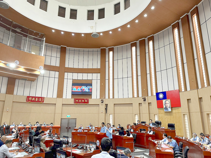 第八屆第五次臨時會第一會次議程,縣長陳福海率縣府一級機關(單位)首長(主管)以上人員及二級機關首長列席。(辛亦姵攝)