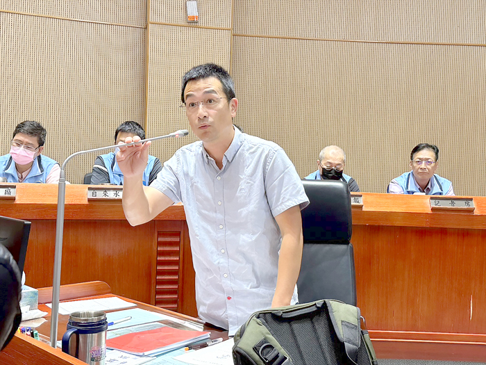 議員董森堡針對第六案詢問文化局局長呂坤和及民政處處長陳金增。(辛亦姵攝)