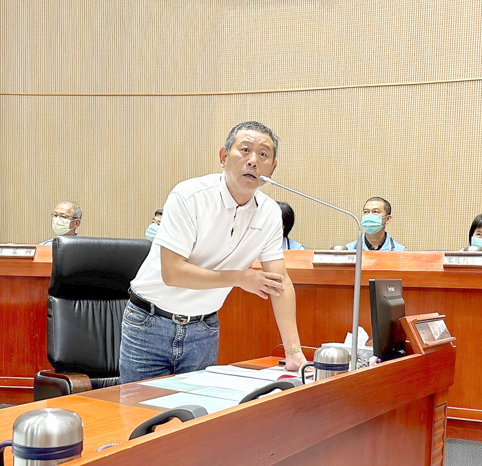 議員石永城針對第五案詢問警察局副局長邱幼媚。(辛亦姵攝)