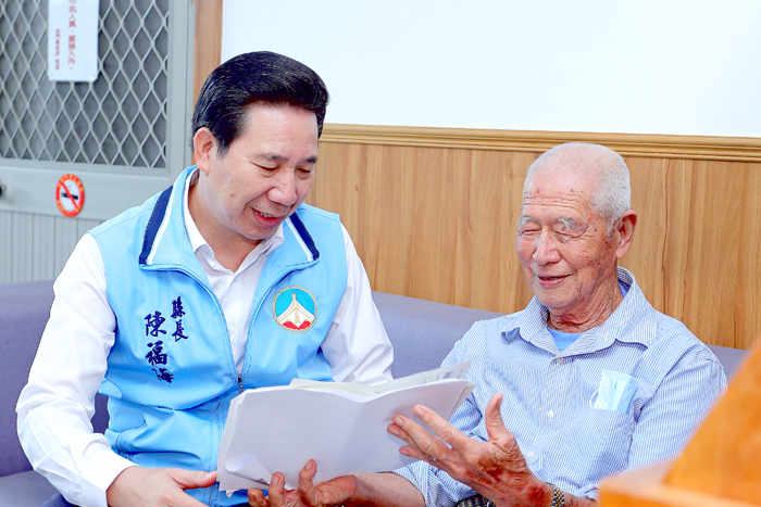 縣長陳福海也到場關心瞭解民眾陳情事項，在與二位監委會面時也感謝他們協助鄉親解決難題。（莊煥寧攝）
