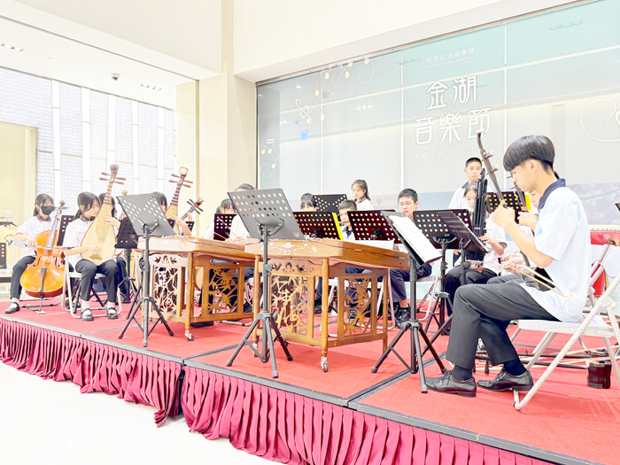 今年全國學生音樂比賽拿下特優殊榮的金湖國中國樂團，一口氣帶來多首精彩曲目。（辛亦姵攝）
