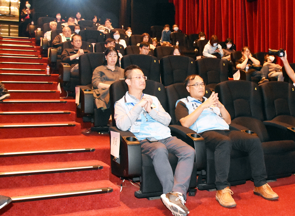 東臺傳播有限公司在金獅影城貴賓廳F廳舉辦金門大橋《跨海5.4公里》播映會。(莊煥寧攝)