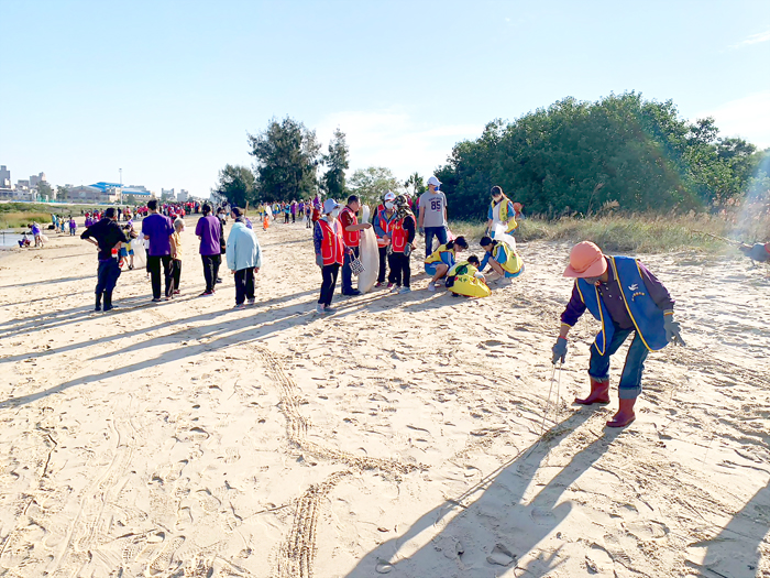 金城鎮昨日舉辦秋季淨灘，500多位志工共同參加。（金城鎮公所提供）