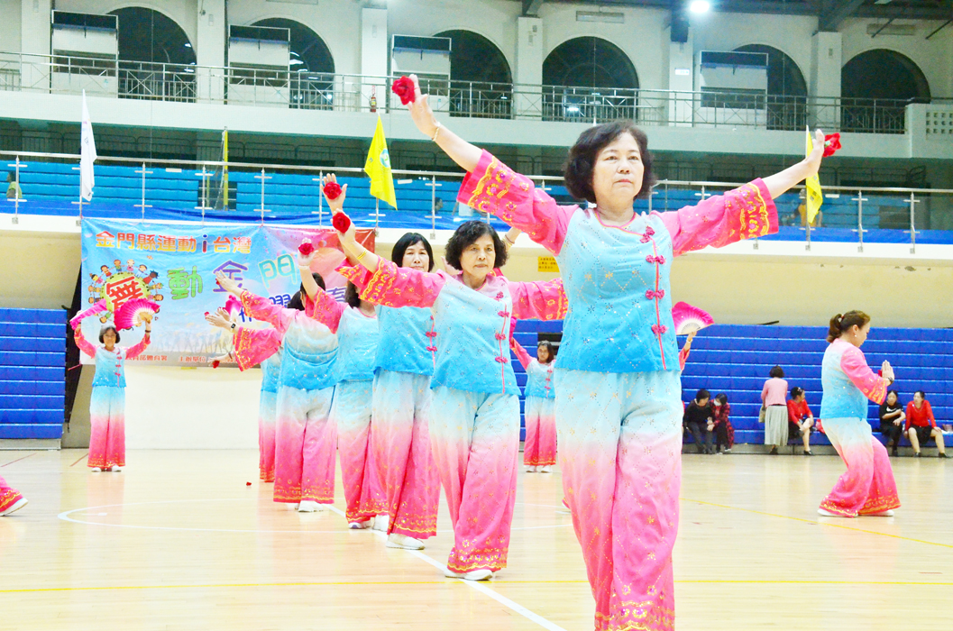 112年運動I台灣舞動台灣飛躍青春舞蹈活動，在金門縣立體育場金城體育館熱絡舉行，來自地區20個舞蹈團體同台觀摩舞蹈，展現健康活力！（金門體育會土風舞運動委員會提供）