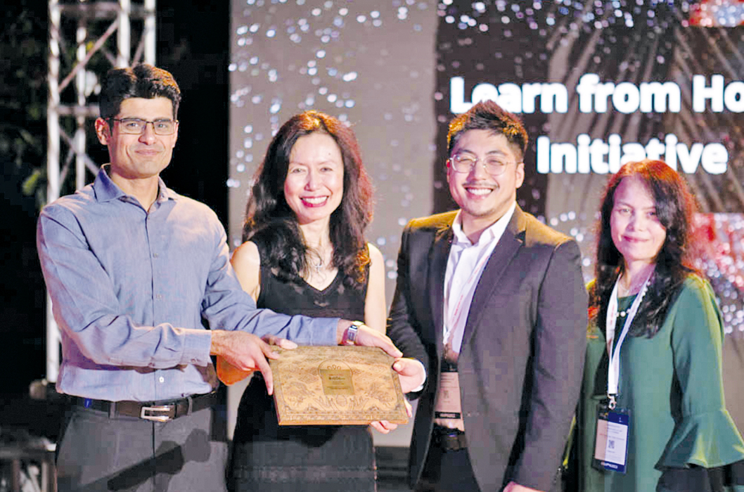 楊忠禮基金會「居家學習計劃」榮獲亞洲公益創投網絡（AVPN）頒發的2022年群星獎中的「人民選擇獎」。（左二為周懷琳）