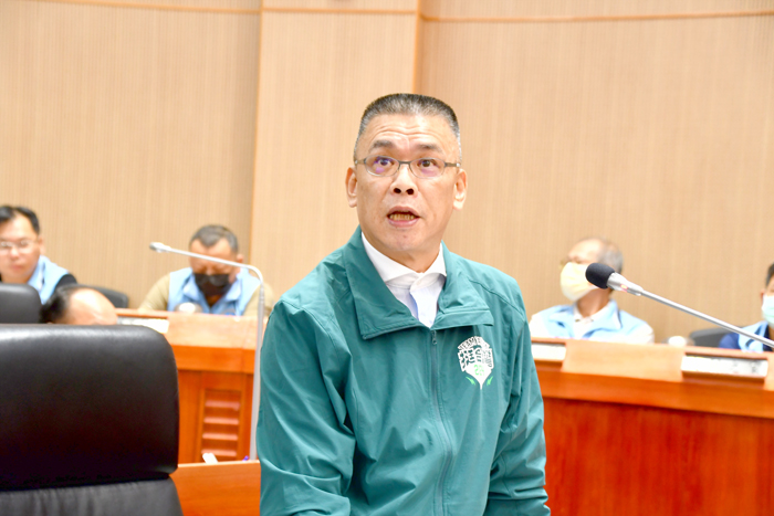 議員蔡其雍質詢公共場所的安全相關議題。(楊水詠攝)