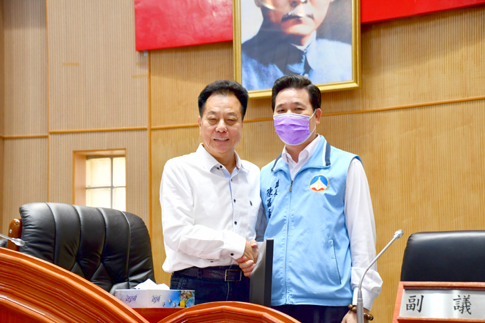 縣長陳福海與議長洪允典握手致意,祝議會臨時會圓滿閉會。(楊水詠攝)