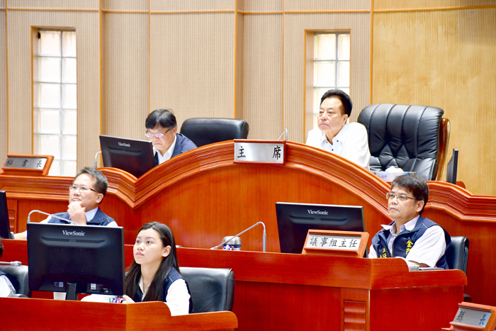 議長洪允典主持專案報告議程,播放「水頭商港旅客服務中心管制區免稅商店暨商業空間出租經營招標案專案報告」評析、「金門工商休閒園區之興建、營運、移轉(BOT)計畫案專案報告爭點整理」影音檔。(楊水詠攝)