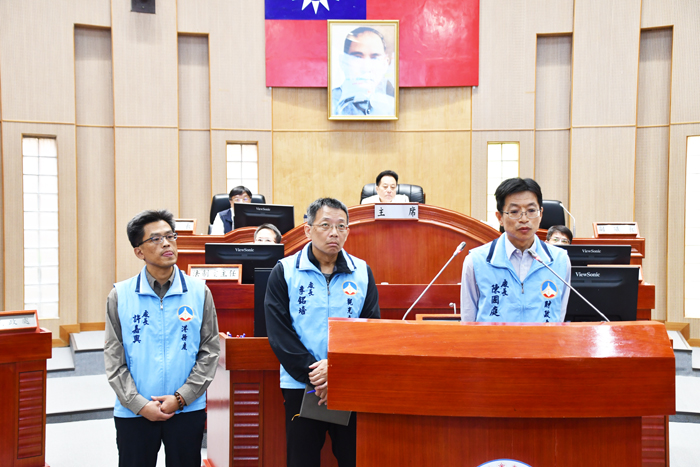 縣府財政處長陳國庭、觀光處長李銘培、港務處長許嘉興上台答詢。(楊水詠攝)