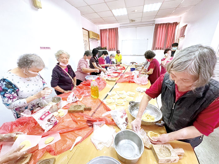 112年記憶傳承—紅龜粿教學活動，到場參與的學員認真製作紅龜粿。（金湖鎮公所提供）
