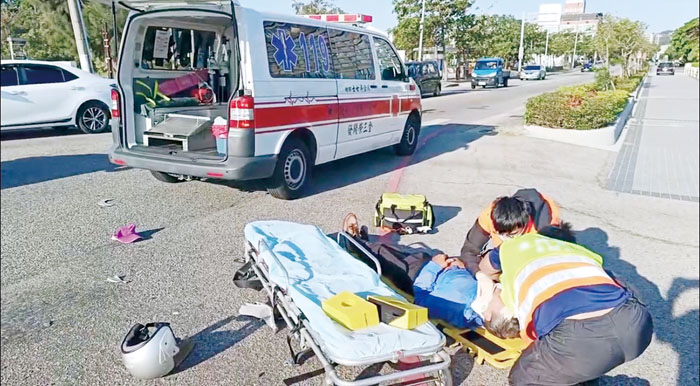 金湖鎮太湖路2段由新市圓環往金湖國中方向路段發生汽機車相撞。（辛亦姵攝）