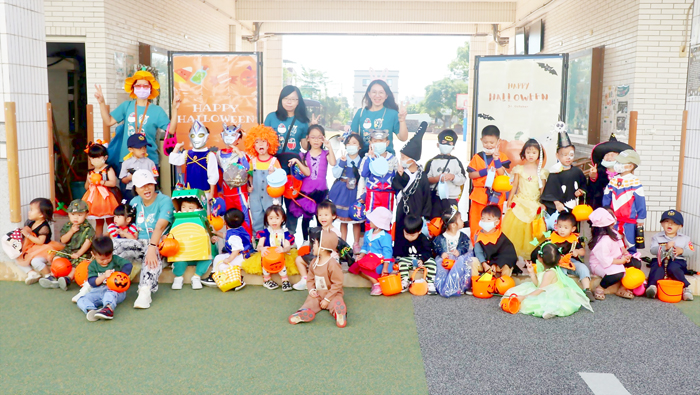 上岐國小幼兒園走進青岐社區舉辦萬聖節遊街活動。  （上岐國小提供）