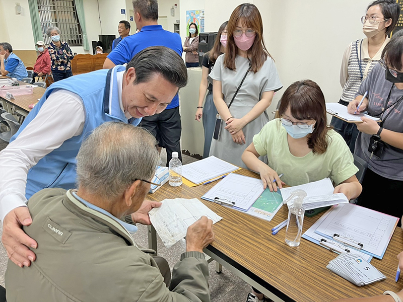 縣長陳福海傾聽民意，無距離感對話展現親和力。（高凡淳攝）