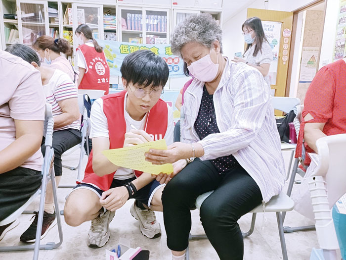 金大食品系協助社區建立衛生自主管理表單,教導長者管理餐食衛生安全。(金大提供)