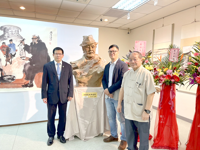 田文筆會長(右二)及唐健風理事長(右一)代表捐贈李奇茂大師塑像,由金大校長陳建民代表受贈。(高凡淳攝)