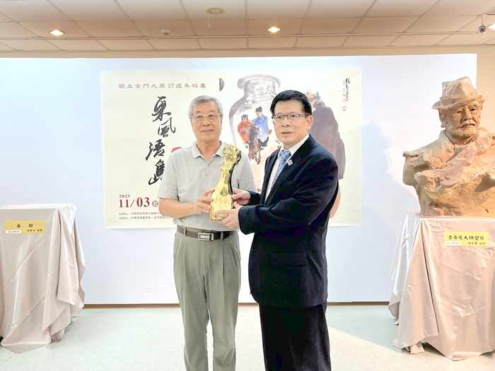 金門縣美術學會常務理事洪永善代表捐贈洪郁大教授銅雕作品「展翅」。(高凡淳攝)
