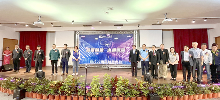 金大歡慶建校27周年,全體來賓與無人機合影。(高凡淳攝)