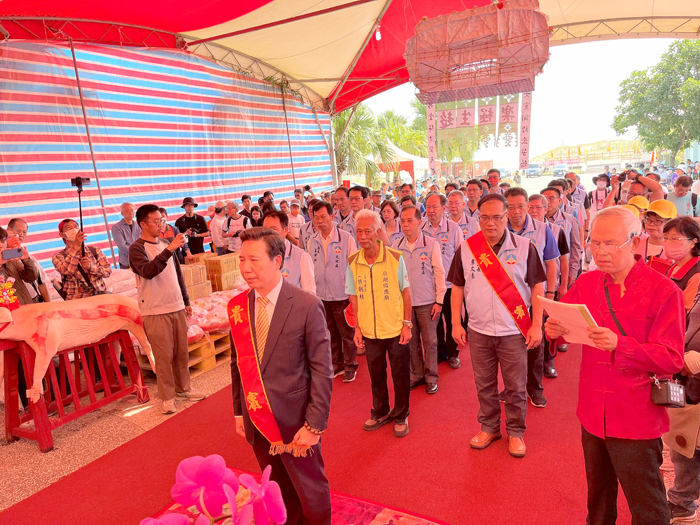 縣長陳福海率團隊前往法會祭拜，為地方祈福。（高凡淳攝）