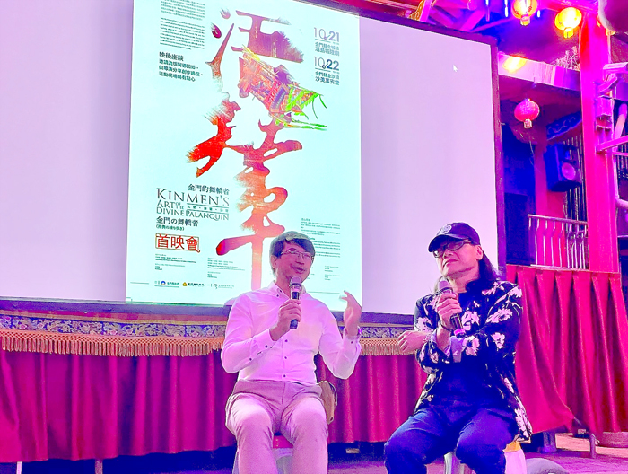 金曲歌王流氓阿德(右)與導演何明瑞(左)分享製作過程。(主辦單位提供)