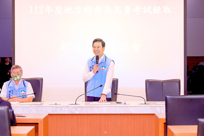 金門縣長陳福海與112年考試錄取新進人員座談,期勉齊心為金門打拚。(縣府人事處提供)