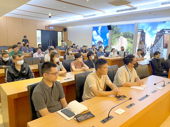 金門縣長陳福海與112年考試錄取新進人員座談,期勉齊心為金門打拚。(縣府人事處提供)
