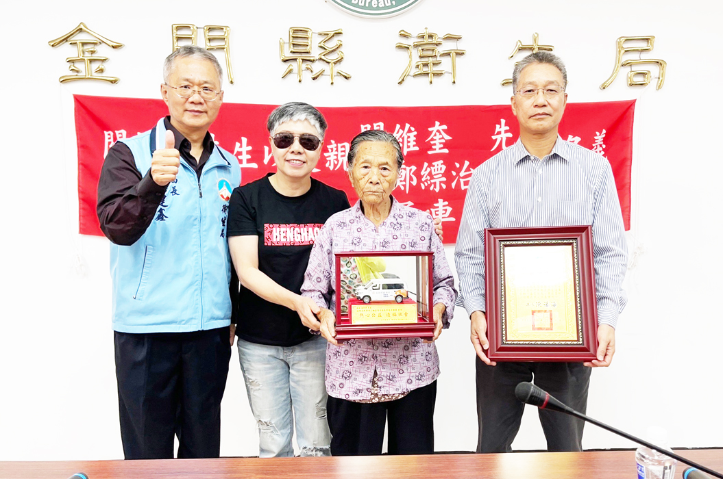 關恩祥兄弟姐妹，以雙親關維奎、關鄭縹治（右二）名義捐贈長照車輛。（陳麗妤攝）