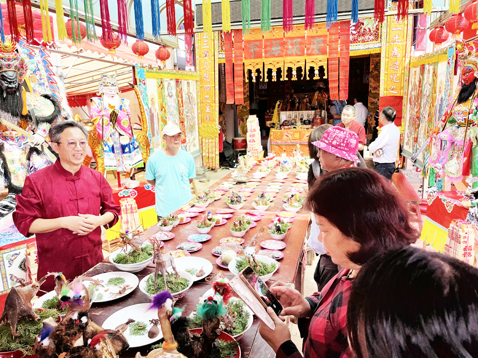 許績鑫解說后湖海醮歷史故事。（高凡淳攝）