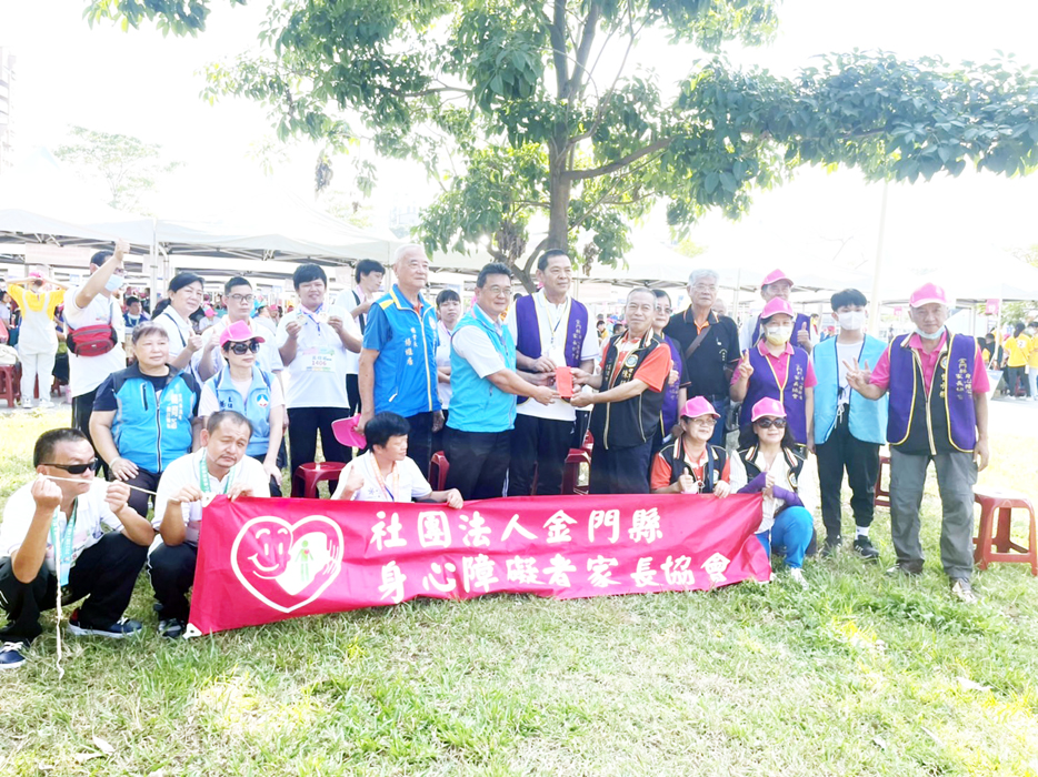 全國心智障礙者親子運動大會在高雄舉行，高雄市金門同鄉會、高雄市浯江金門同鄉會前往關心選手。（該會提供）