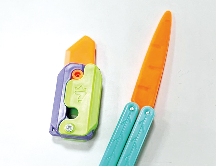 塑膠玩具「蘿蔔刀」在校園爆紅，卻可能暗藏危險。（翻攝臉書）