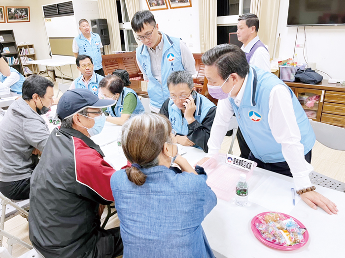 陳福海縣長與鄉親面對面，傾聽民眾所需。（高凡淳攝）