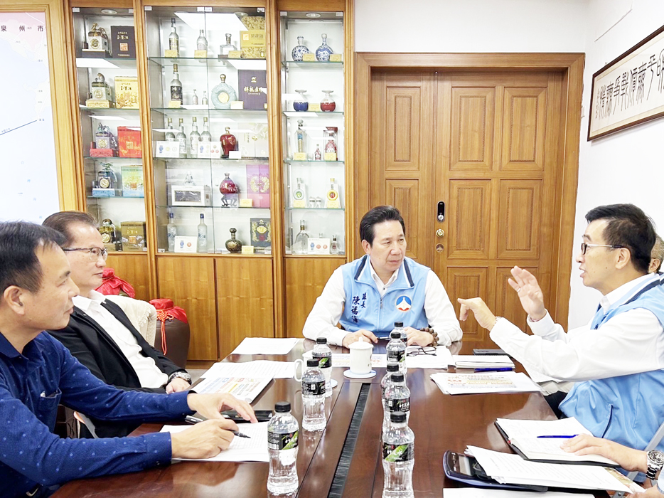 縣長陳福海邀集相關單位討論後,決議55-64歲113年春節感恩釀發放時間提早一週於12月8日開始發放。(民政處提供)