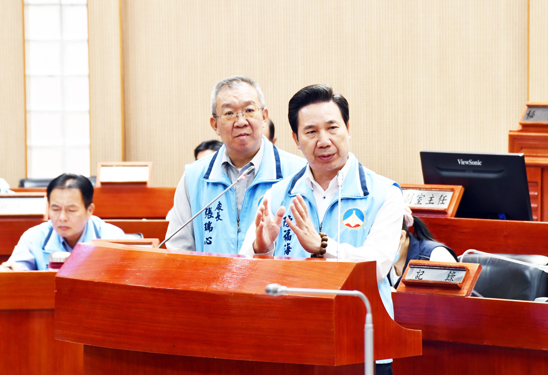 縣長陳福海、建設處長張瑞心上台備詢和答覆議員提問情形。（楊水詠攝）
