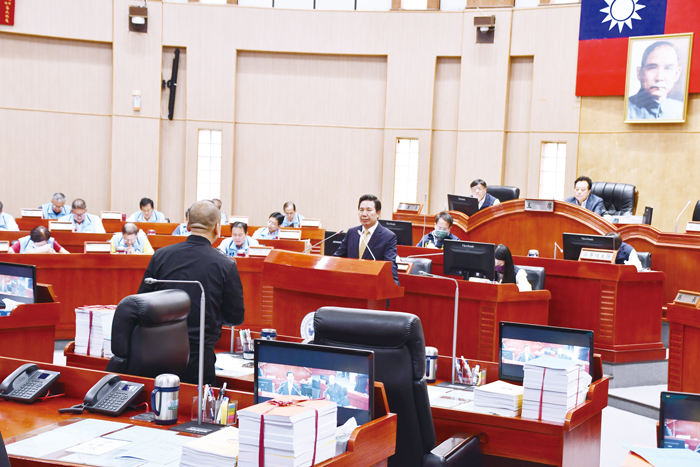 金門縣議員昨質詢縣長陳福海施政報告現況。(楊水詠攝)